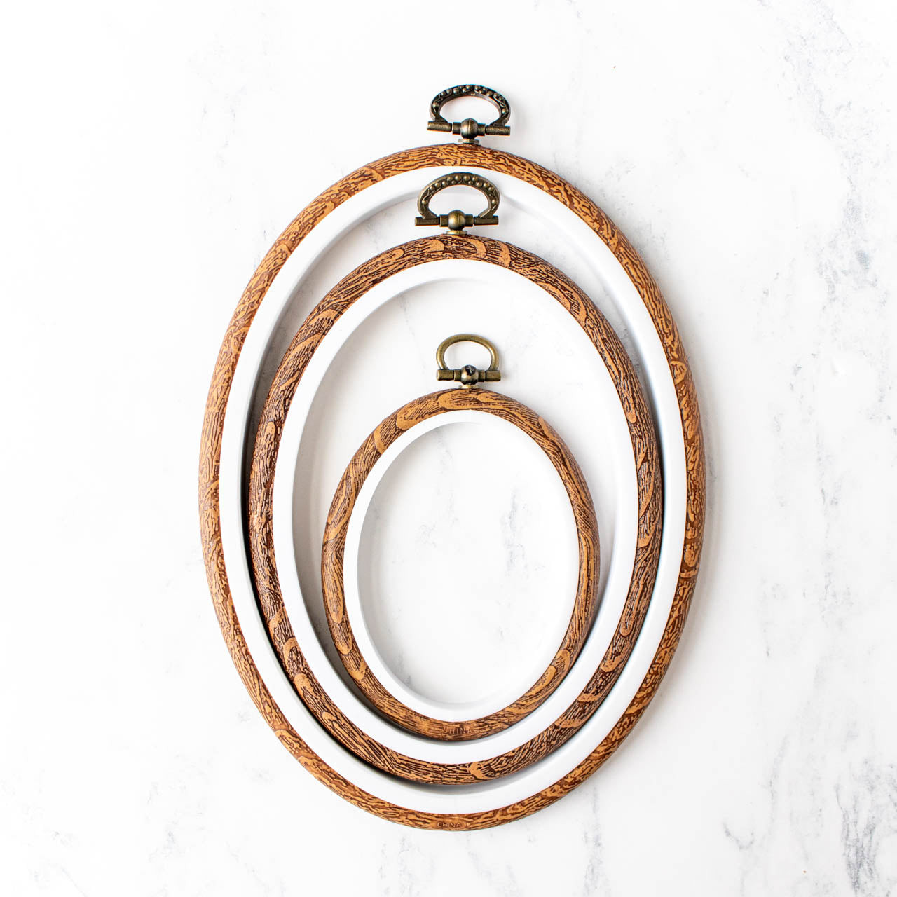 Oval Flexi Embroidery Hoop – Vintage Wood Look Cross Stitch & Display Frame